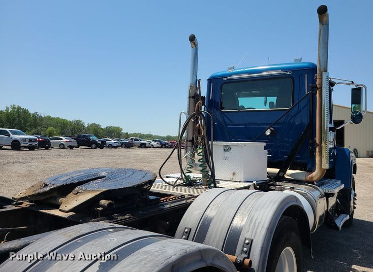 image for item MG9613 2014 Mack CHU613  semi truck