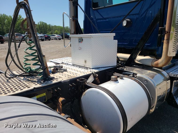 image for item MG9613 2014 Mack CHU613  semi truck