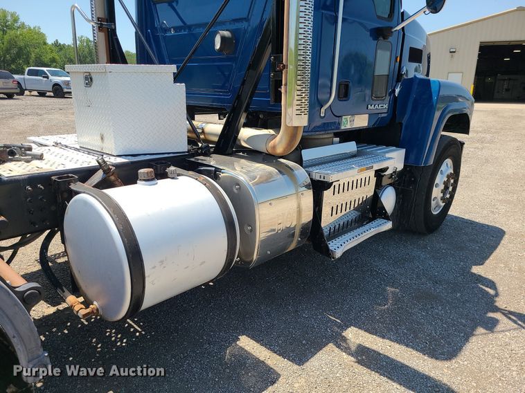 image for item MG9613 2014 Mack CHU613  semi truck