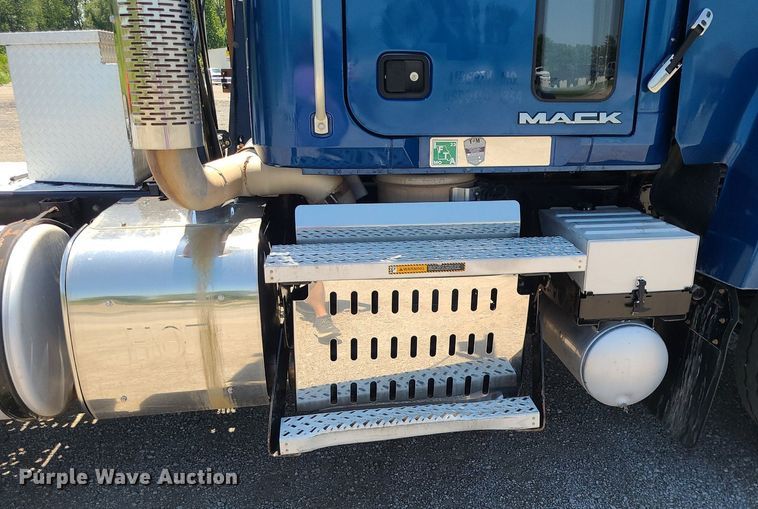 image for item MG9613 2014 Mack CHU613  semi truck