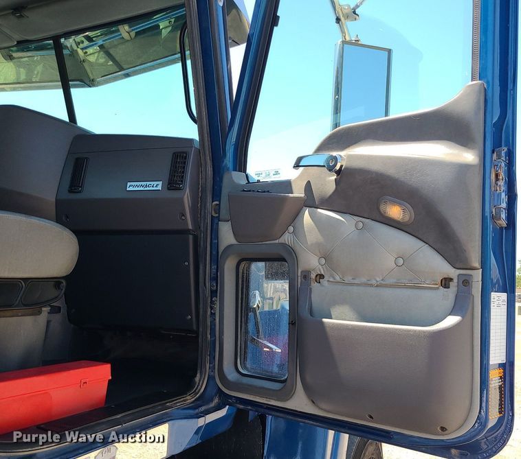 image for item MG9613 2014 Mack CHU613  semi truck