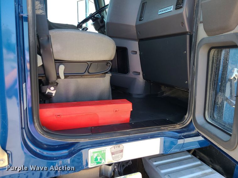 image for item MG9613 2014 Mack CHU613  semi truck