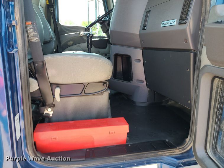 image for item MG9613 2014 Mack CHU613  semi truck