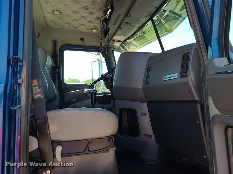 image for item MG9613 2014 Mack CHU613  semi truck