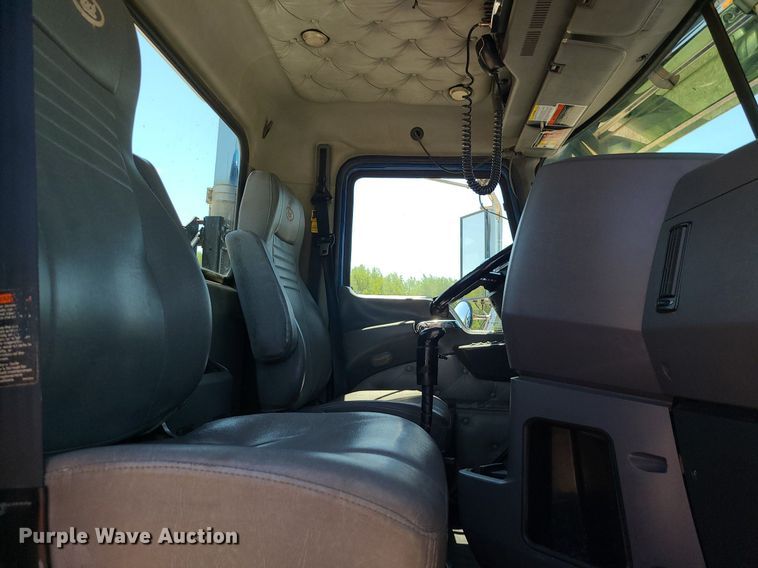 image for item MG9613 2014 Mack CHU613  semi truck