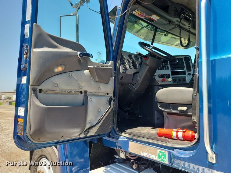 image for item MG9613 2014 Mack CHU613  semi truck