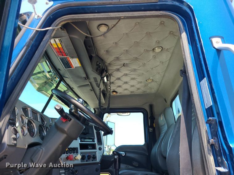 image for item MG9613 2014 Mack CHU613  semi truck