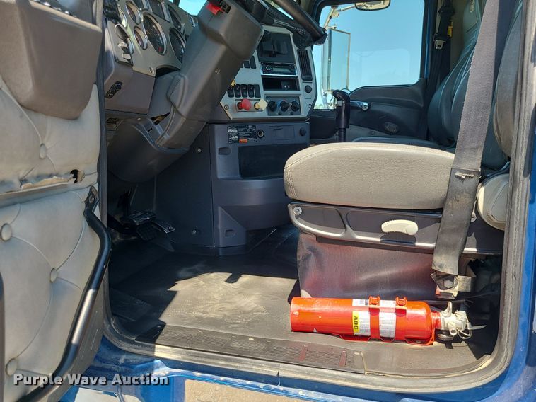 image for item MG9613 2014 Mack CHU613  semi truck