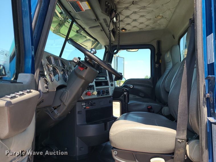 image for item MG9613 2014 Mack CHU613  semi truck