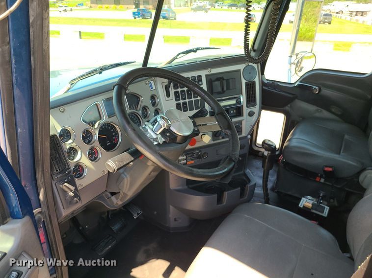 image for item MG9613 2014 Mack CHU613  semi truck