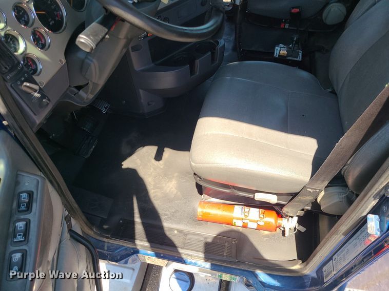 image for item MG9613 2014 Mack CHU613  semi truck