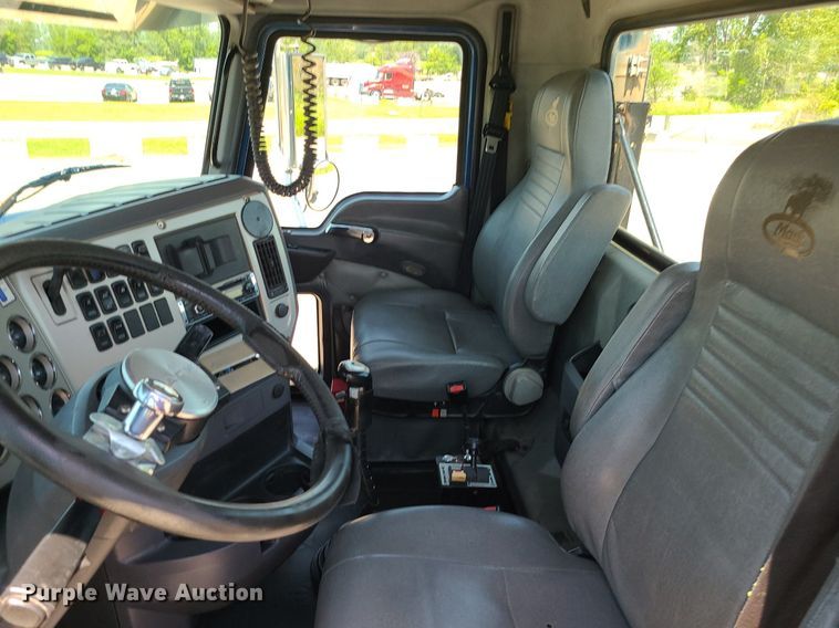 image for item MG9613 2014 Mack CHU613  semi truck