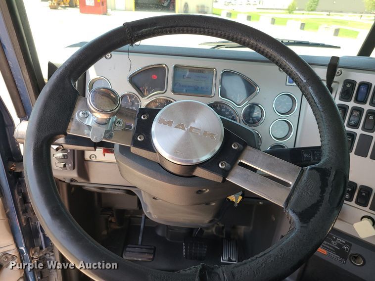 image for item MG9613 2014 Mack CHU613  semi truck