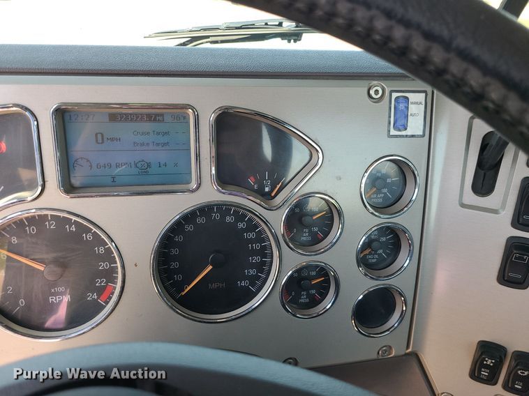 image for item MG9613 2014 Mack CHU613  semi truck