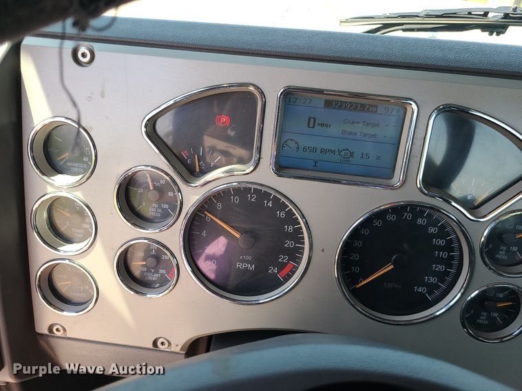 image for item MG9613 2014 Mack CHU613  semi truck