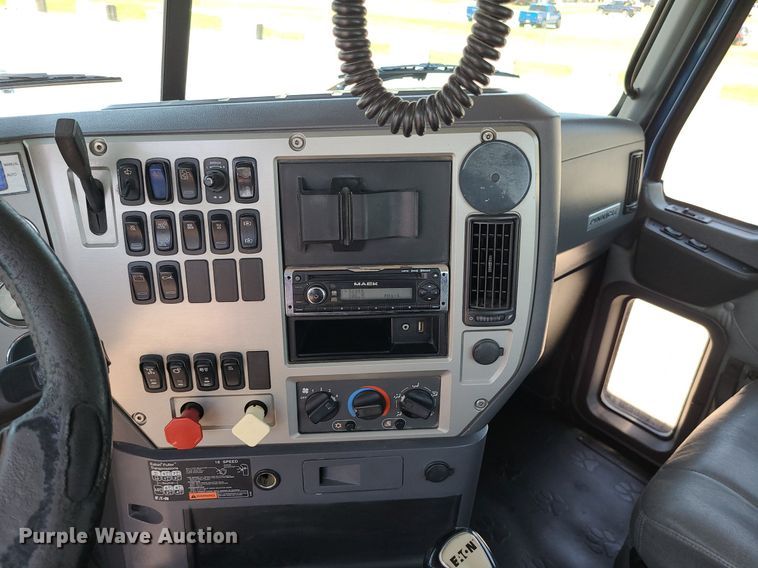 image for item MG9613 2014 Mack CHU613  semi truck