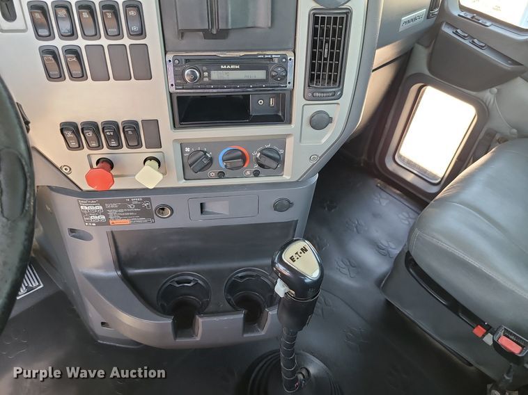 image for item MG9613 2014 Mack CHU613  semi truck