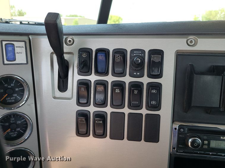 image for item MG9613 2014 Mack CHU613  semi truck