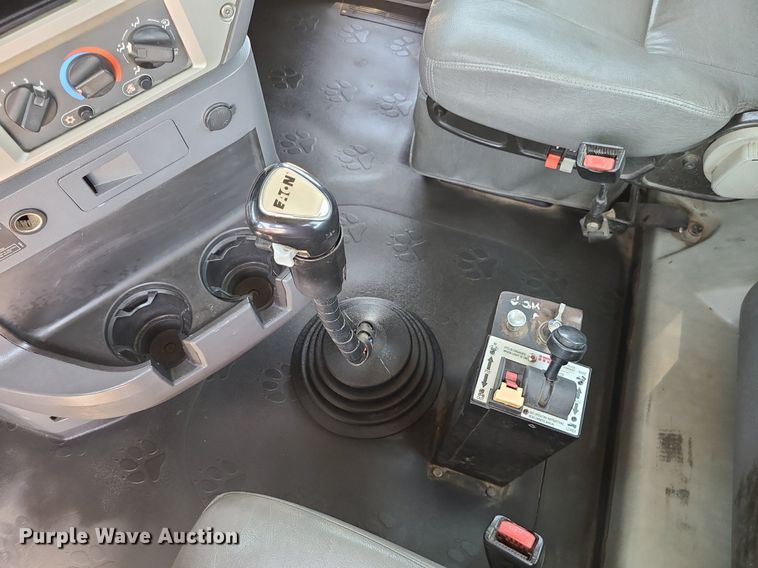 image for item MG9613 2014 Mack CHU613  semi truck