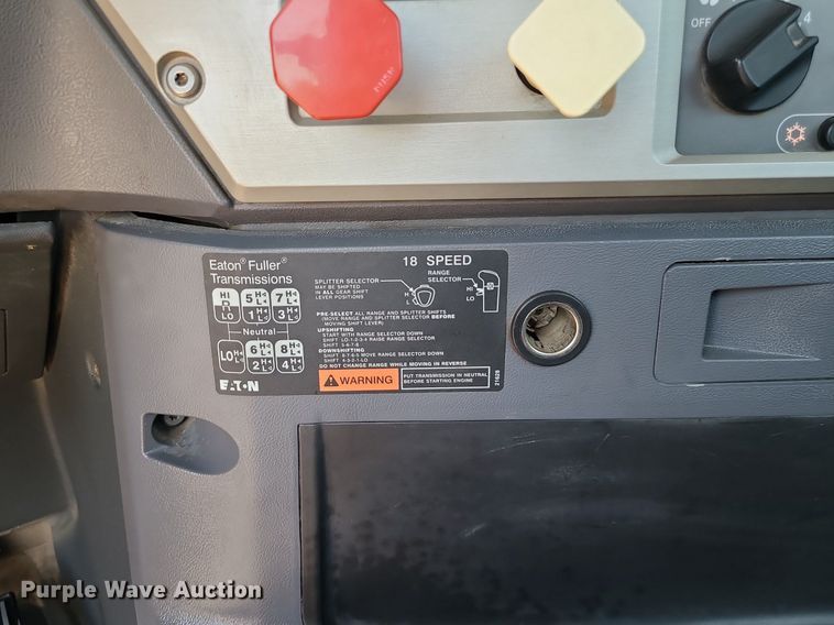 image for item MG9613 2014 Mack CHU613  semi truck