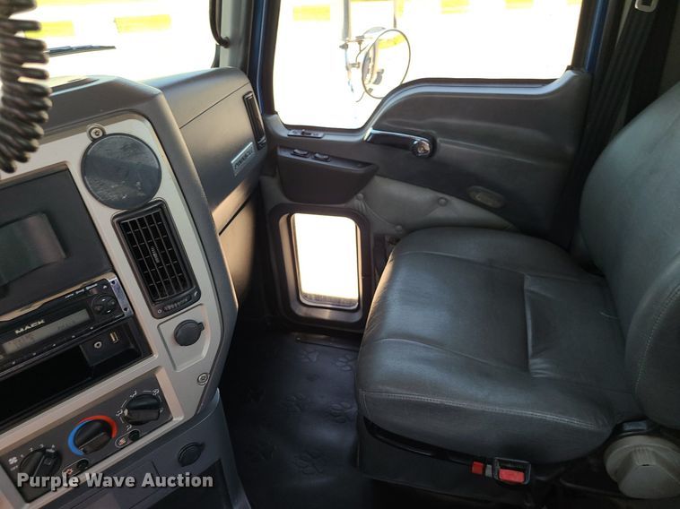 image for item MG9613 2014 Mack CHU613  semi truck