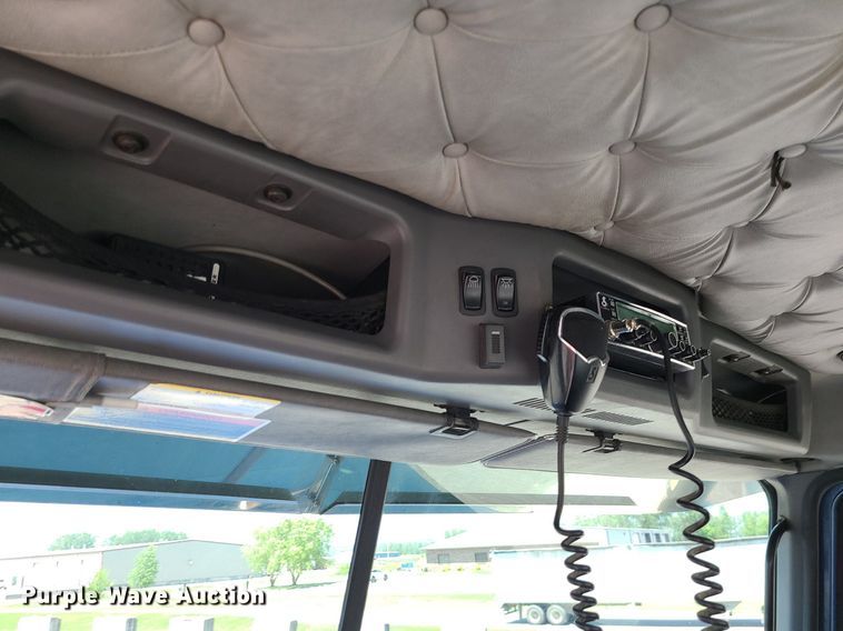 image for item MG9613 2014 Mack CHU613  semi truck