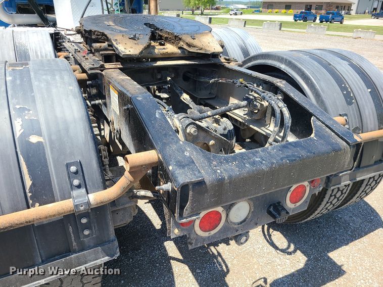 image for item MG9613 2014 Mack CHU613  semi truck