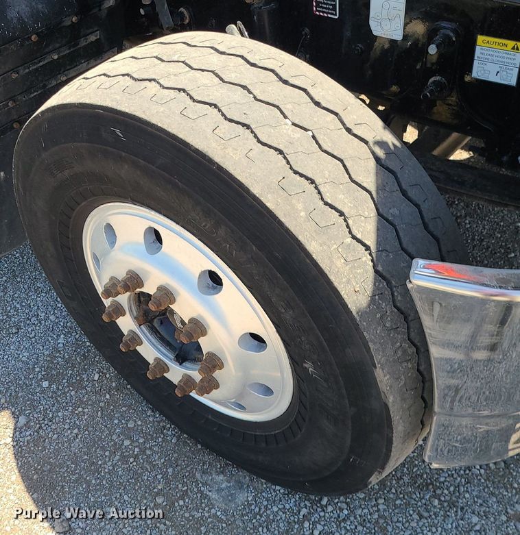 image for item MG9613 2014 Mack CHU613  semi truck