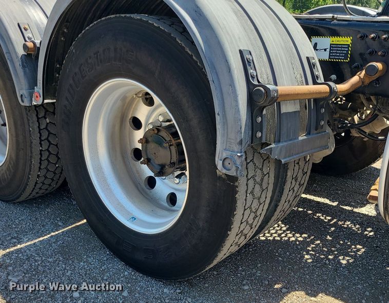 image for item MG9613 2014 Mack CHU613  semi truck