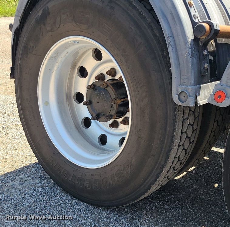 image for item MG9613 2014 Mack CHU613  semi truck