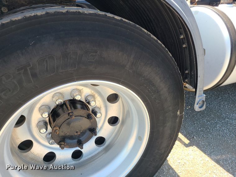 image for item MG9613 2014 Mack CHU613  semi truck