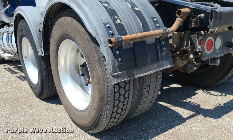 image for item MG9613 2014 Mack CHU613  semi truck