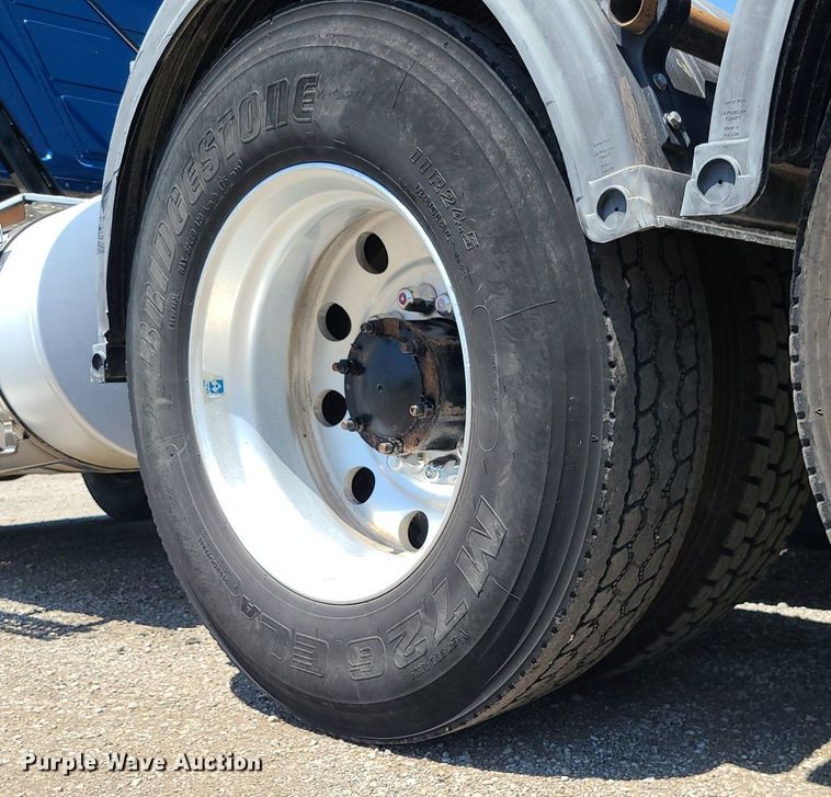 image for item MG9613 2014 Mack CHU613  semi truck