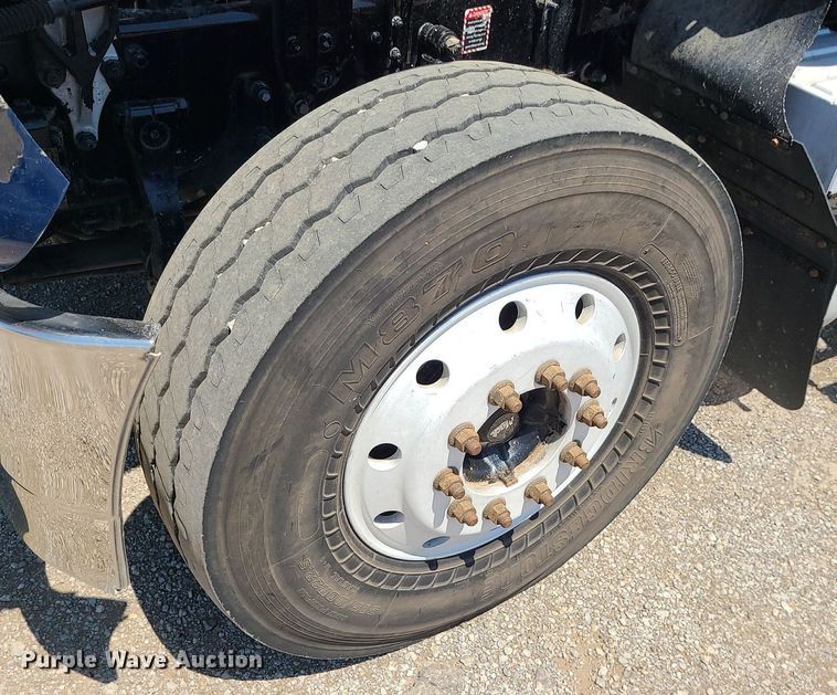 image for item MG9613 2014 Mack CHU613  semi truck