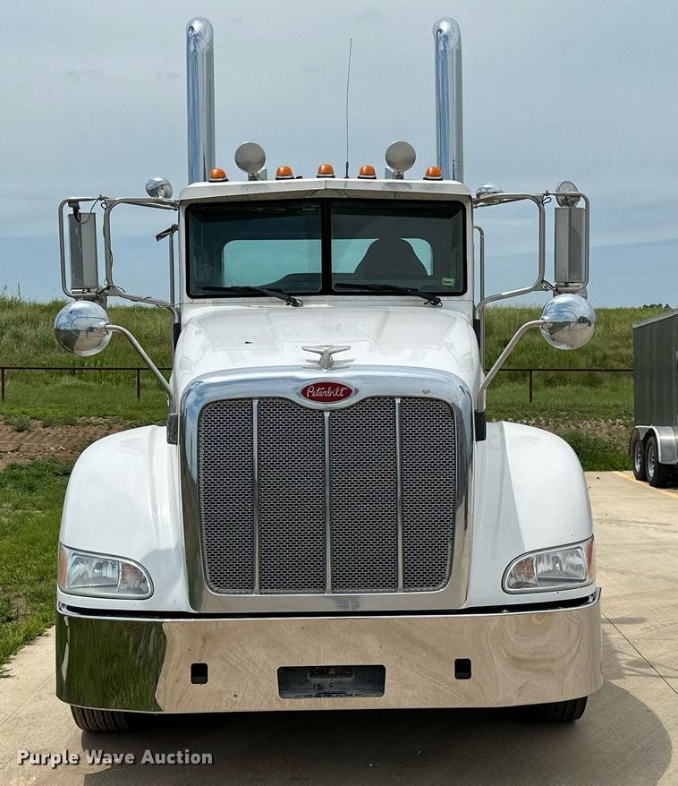 image for item ML9069 2010 Peterbilt 386  semi truck
