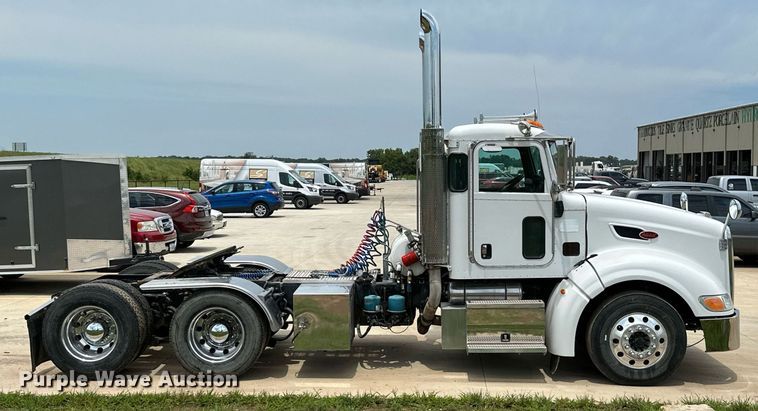 image for item ML9069 2010 Peterbilt 386  semi truck