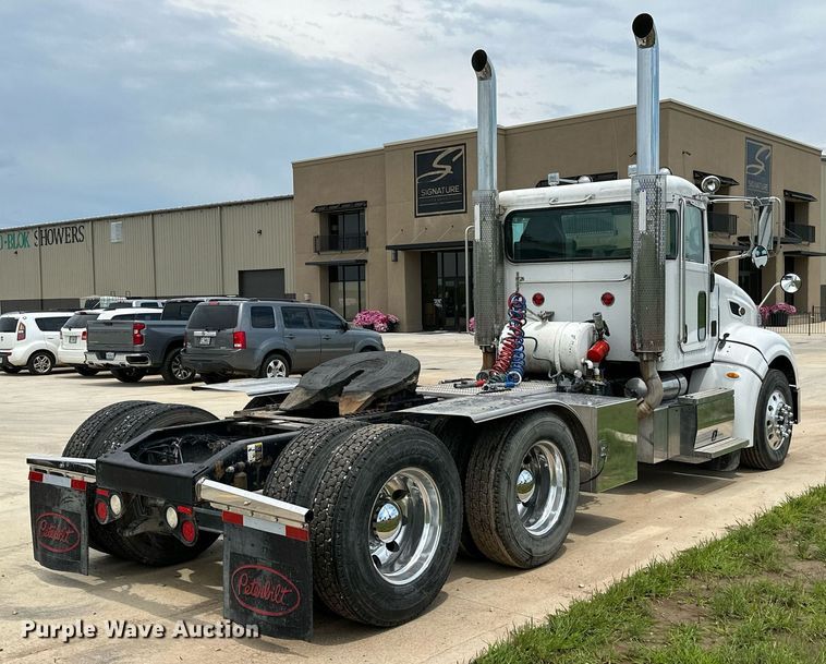 image for item ML9069 2010 Peterbilt 386  semi truck