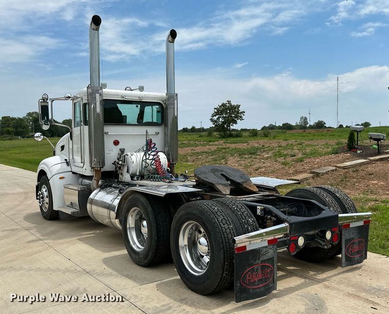 image for item ML9069 2010 Peterbilt 386  semi truck