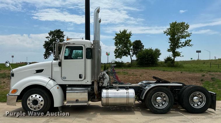 image for item ML9069 2010 Peterbilt 386  semi truck