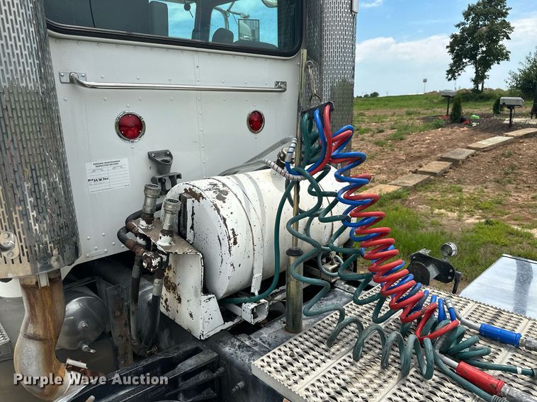 image for item ML9069 2010 Peterbilt 386  semi truck