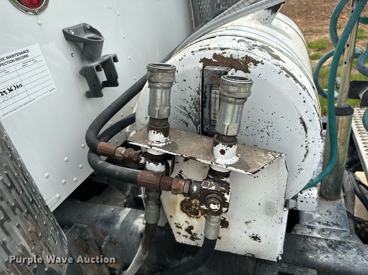 image for item ML9069 2010 Peterbilt 386  semi truck