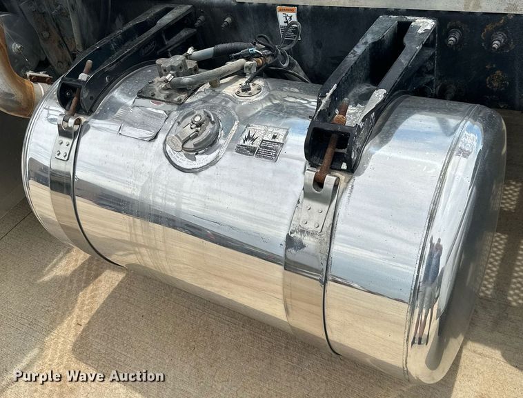 image for item ML9069 2010 Peterbilt 386  semi truck