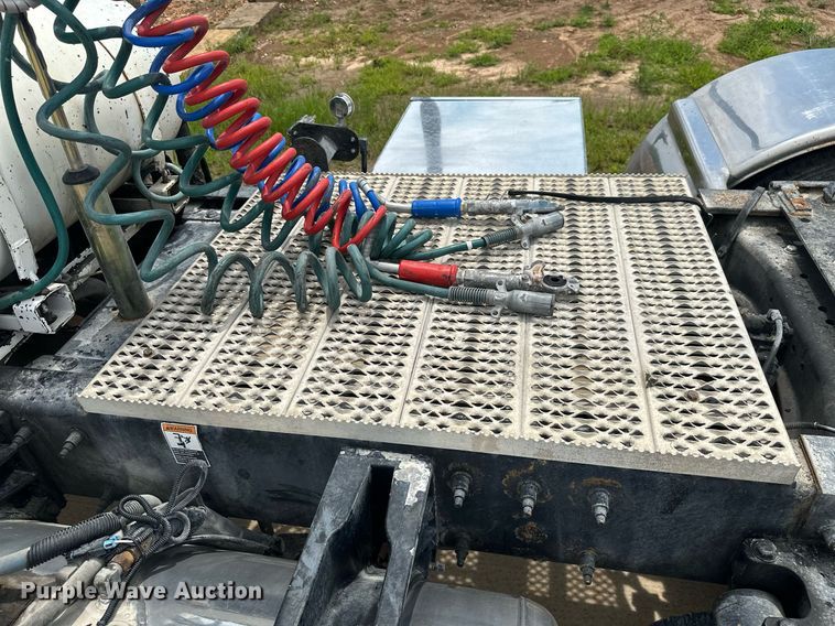 image for item ML9069 2010 Peterbilt 386  semi truck