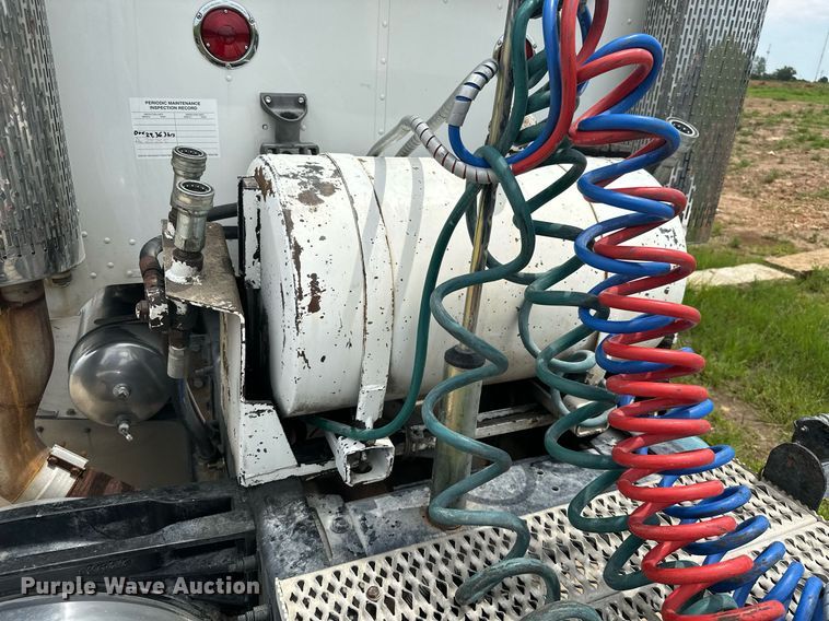 image for item ML9069 2010 Peterbilt 386  semi truck