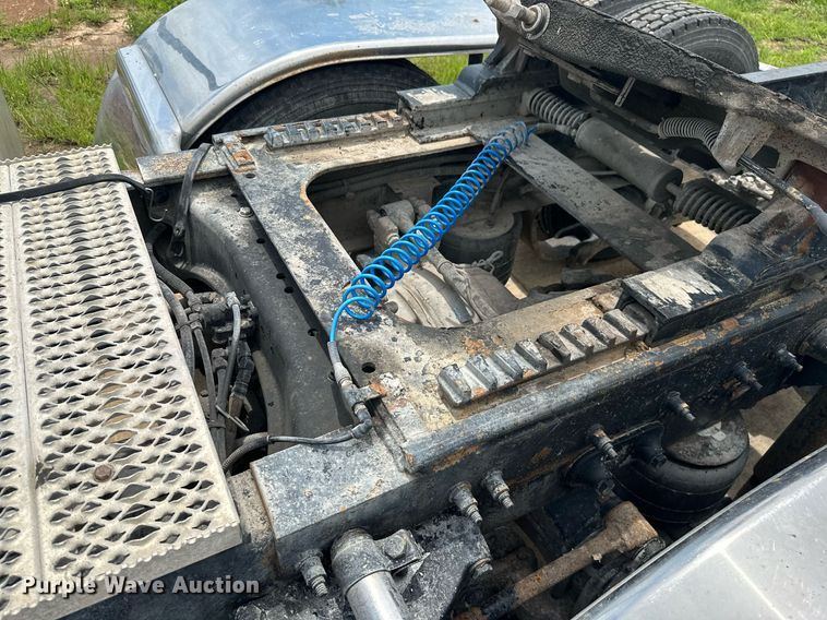 image for item ML9069 2010 Peterbilt 386  semi truck