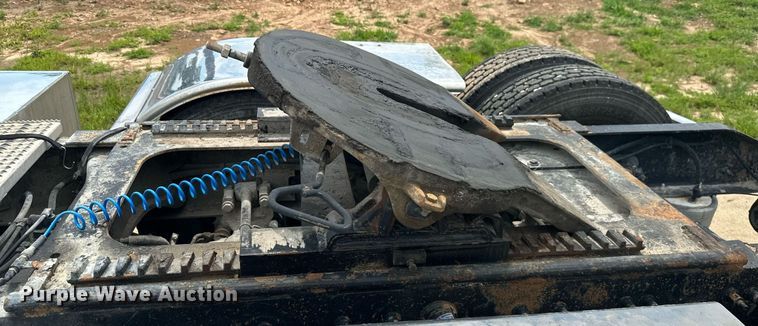 image for item ML9069 2010 Peterbilt 386  semi truck