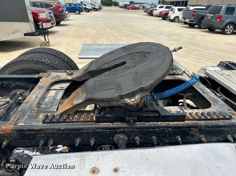 image for item ML9069 2010 Peterbilt 386  semi truck