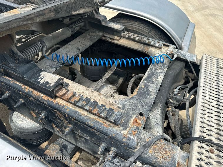 image for item ML9069 2010 Peterbilt 386  semi truck