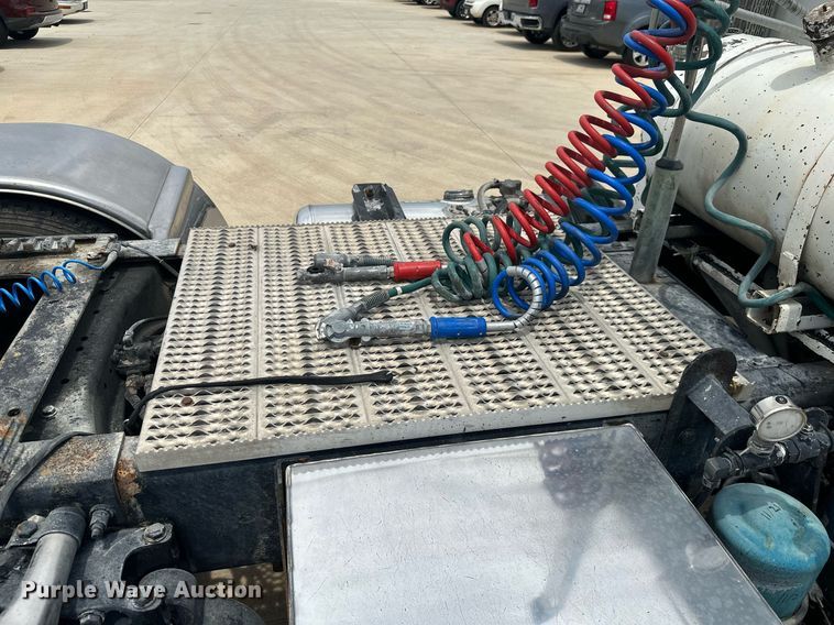 image for item ML9069 2010 Peterbilt 386  semi truck