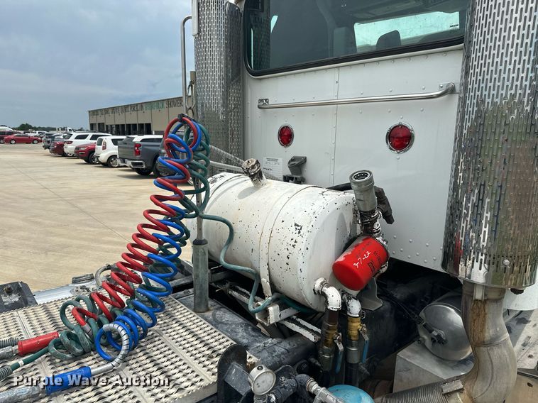 image for item ML9069 2010 Peterbilt 386  semi truck